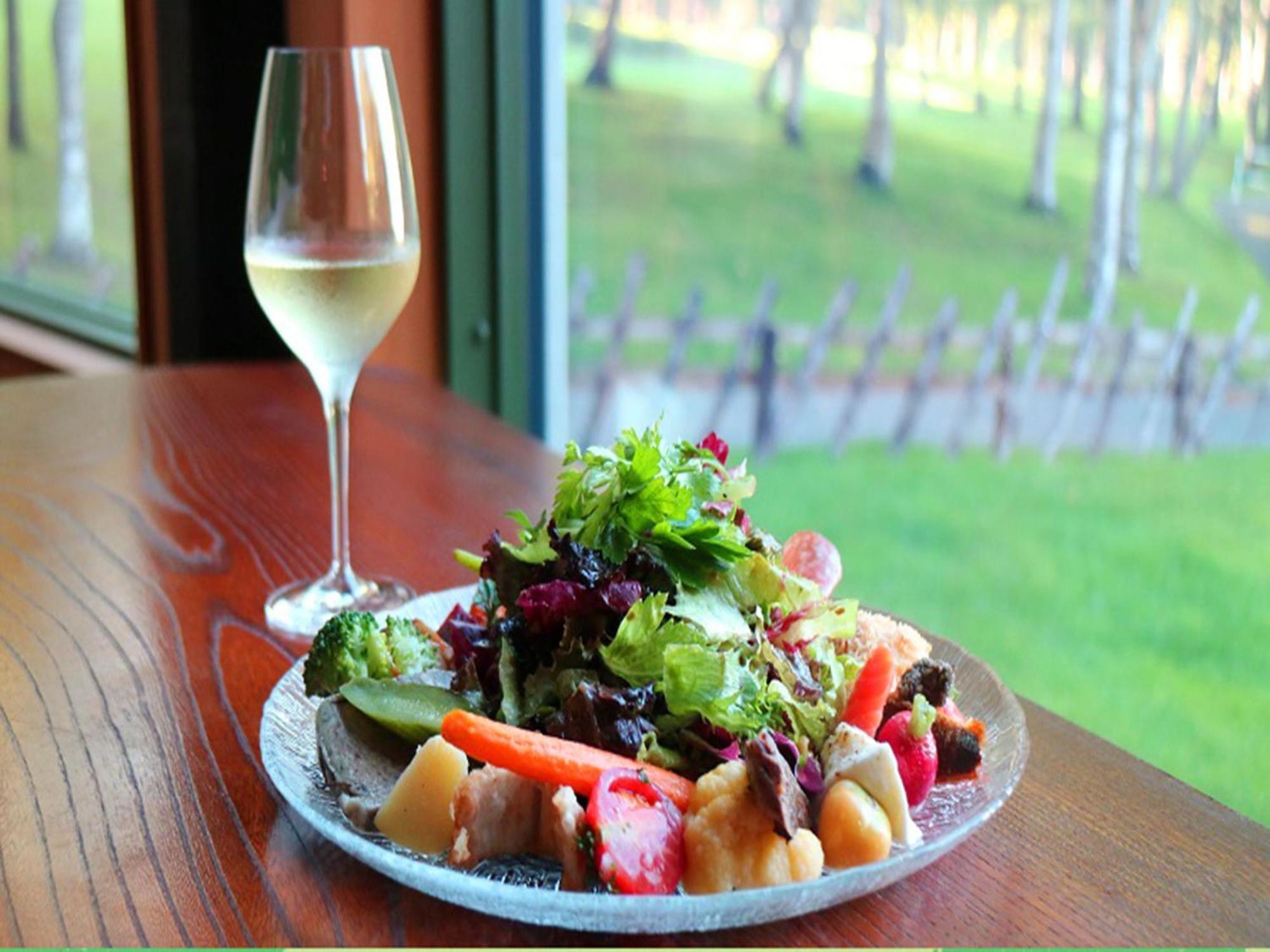 Shin Furano Prince Hotel Exterior photo A salad with a glass of wine